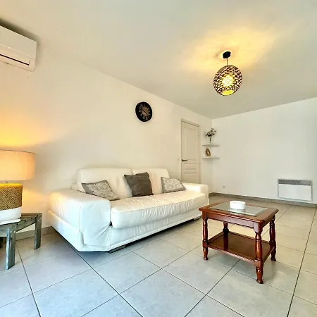 Mickael - De Standing 4 Prs - A 300m Apartment *